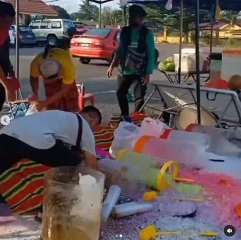 Sedih Lihatnya! Dagangan Tukang Es ini Habis Tumpah Berserakan Karena Mejanya Tak Kuat Menopang Berat Toples
