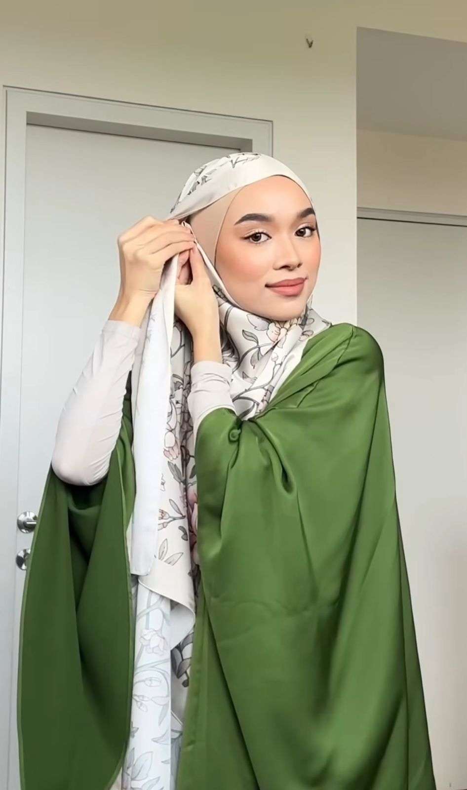 Sentuhan Manis untuk Outfit Lebaran dengan Pashmina Motif
