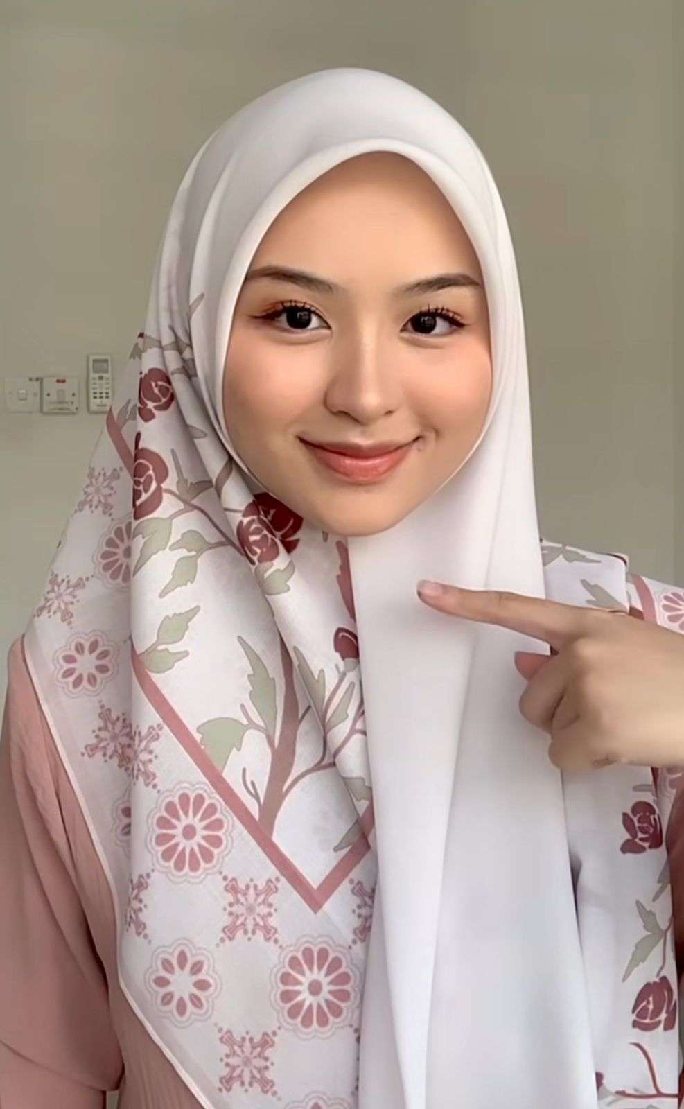 Hijab Sweet Style nan Anggun dari Kerudung Segi Empat Bermotif