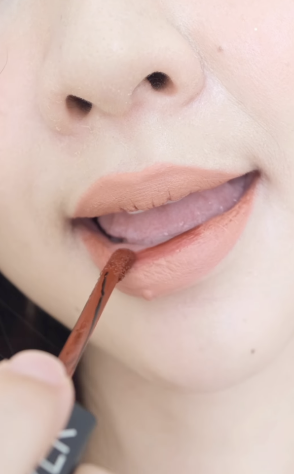 Memakai Lipstik