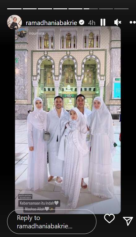 Potret Mikhayla ikut ibadah umroh kedua orangtuanya