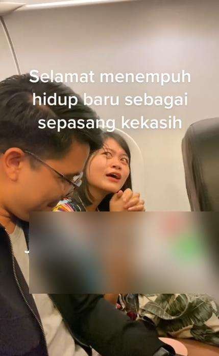 Viral sepasang penumpang jadian di atas awan.