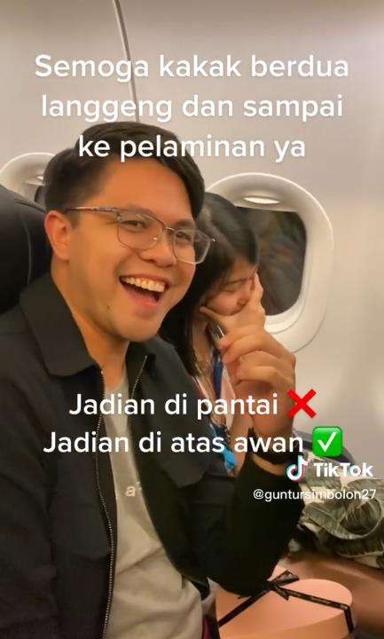 Viral sepasang penumpang jadian di atas awan.