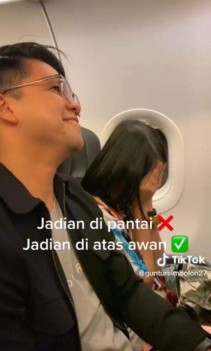 Viral sepasang penumpang jadian di atas awan.