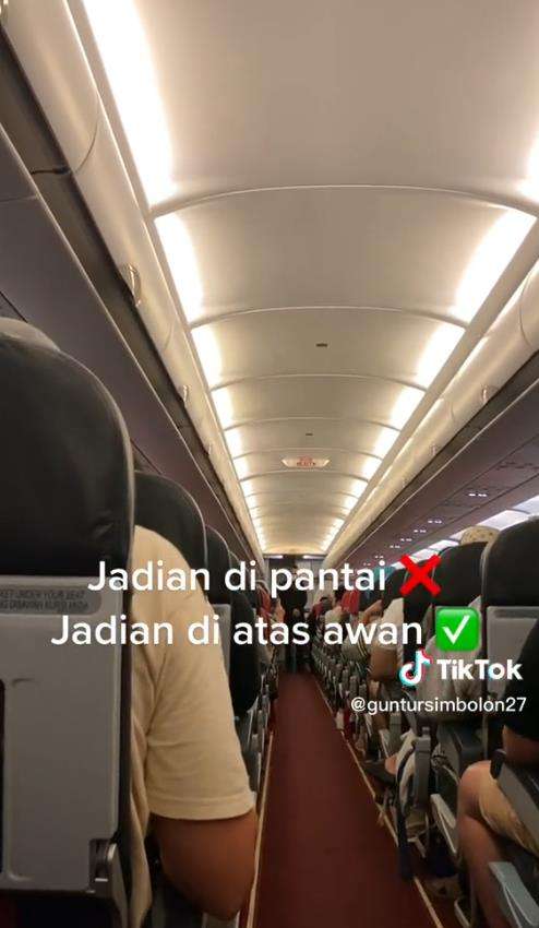 Viral sepasang penumpang jadian di atas awan.