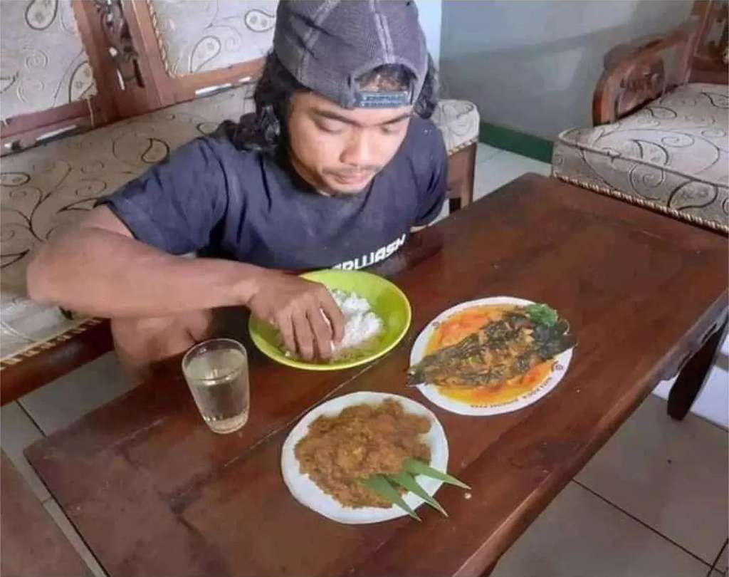 Aksi buka puasa yang biking ngakak.