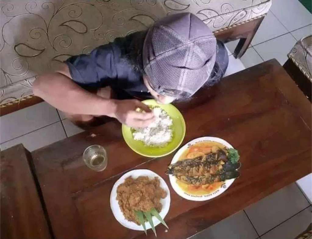 Aksi buka puasa yang biking ngakak.
