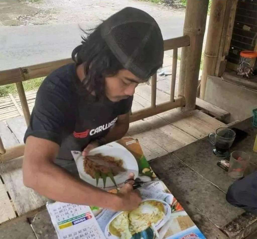 Aksi buka puasa yang biking ngakak.