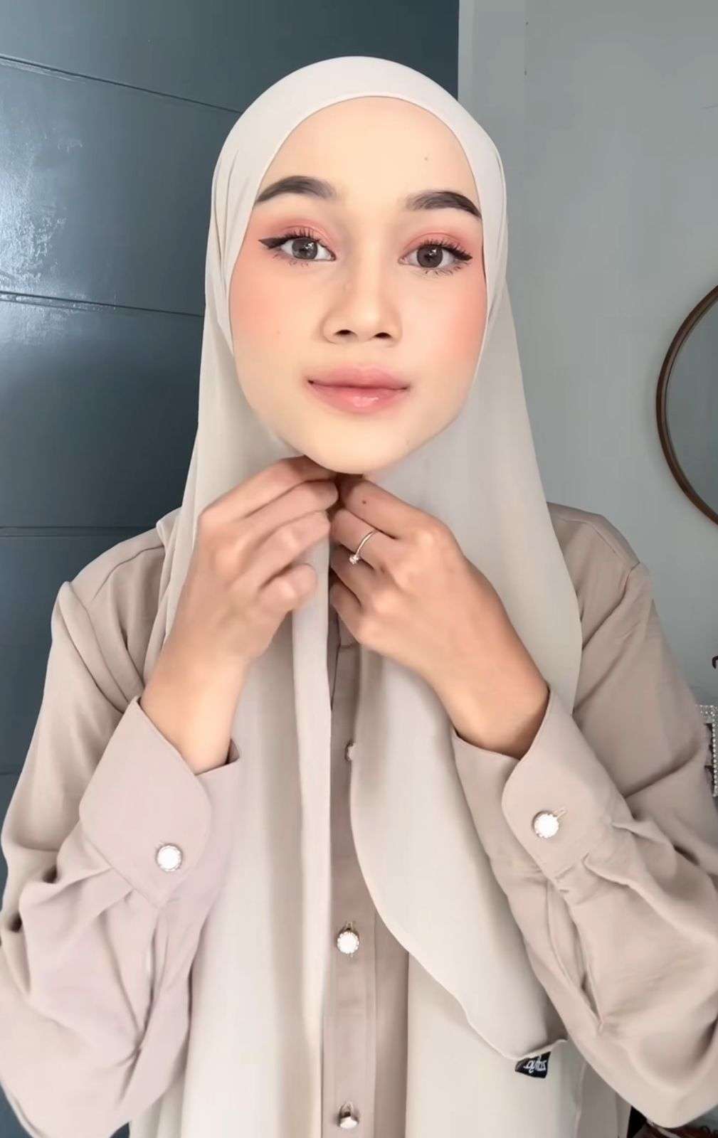 Model Pashmina Lilit, Cara Termudah Bikin Hijab Selalu Rapi