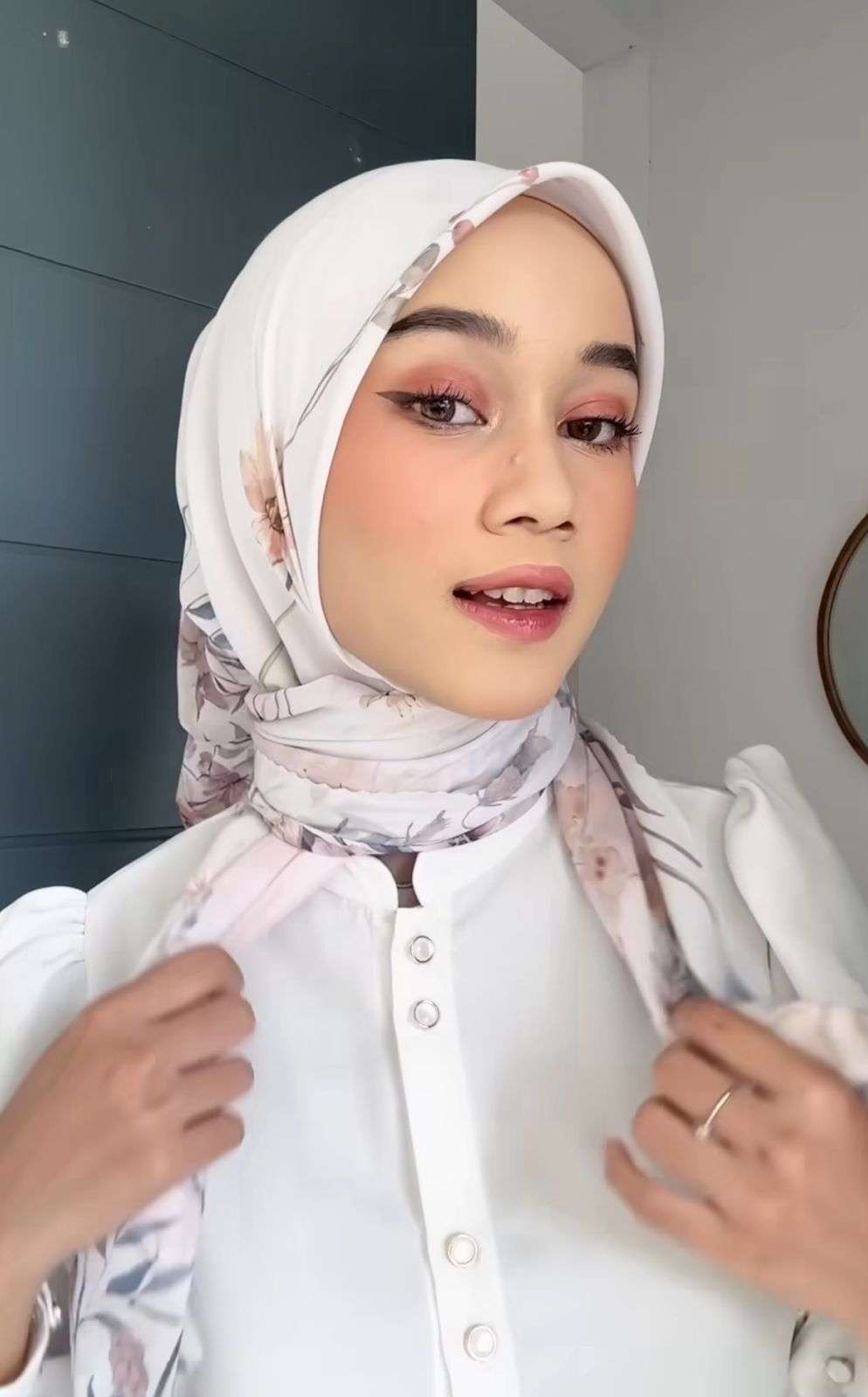 Tampil Chic dengan Hijab Pattern, Ikat Saja Kedua Sisinya