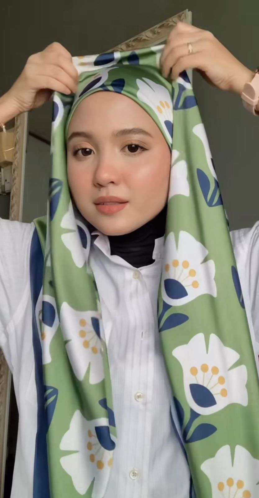 Cara Mudah Dapatkan Look Stylish dengan Hijab Segitiga Satin