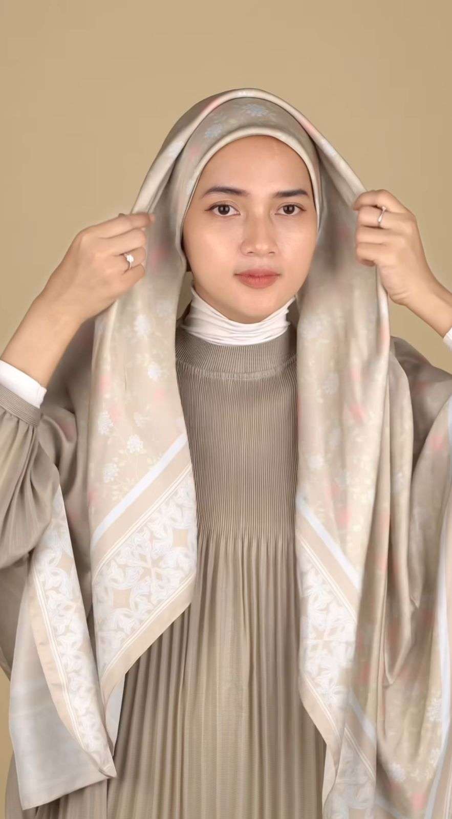 Kerudung Syar’i dengan Motif, Look Jadi Lebih Elegan