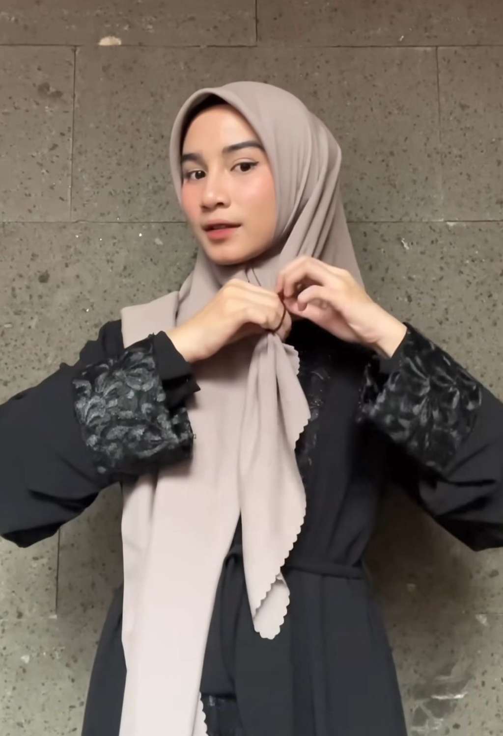 Coba Look Elegan dengan Hijab Segitiga Polos