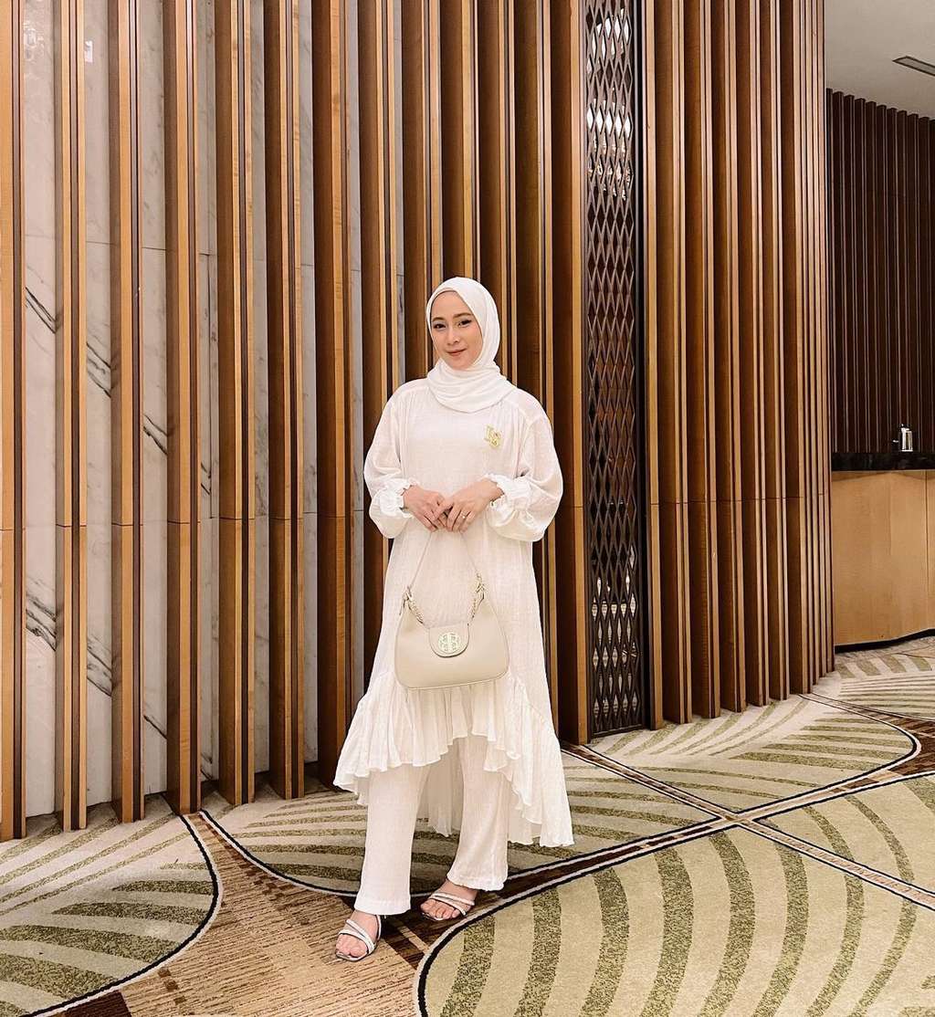 Tunik Beraksen Rempel, Bikin Tampilan Dewi Melki Anggun nan Playful