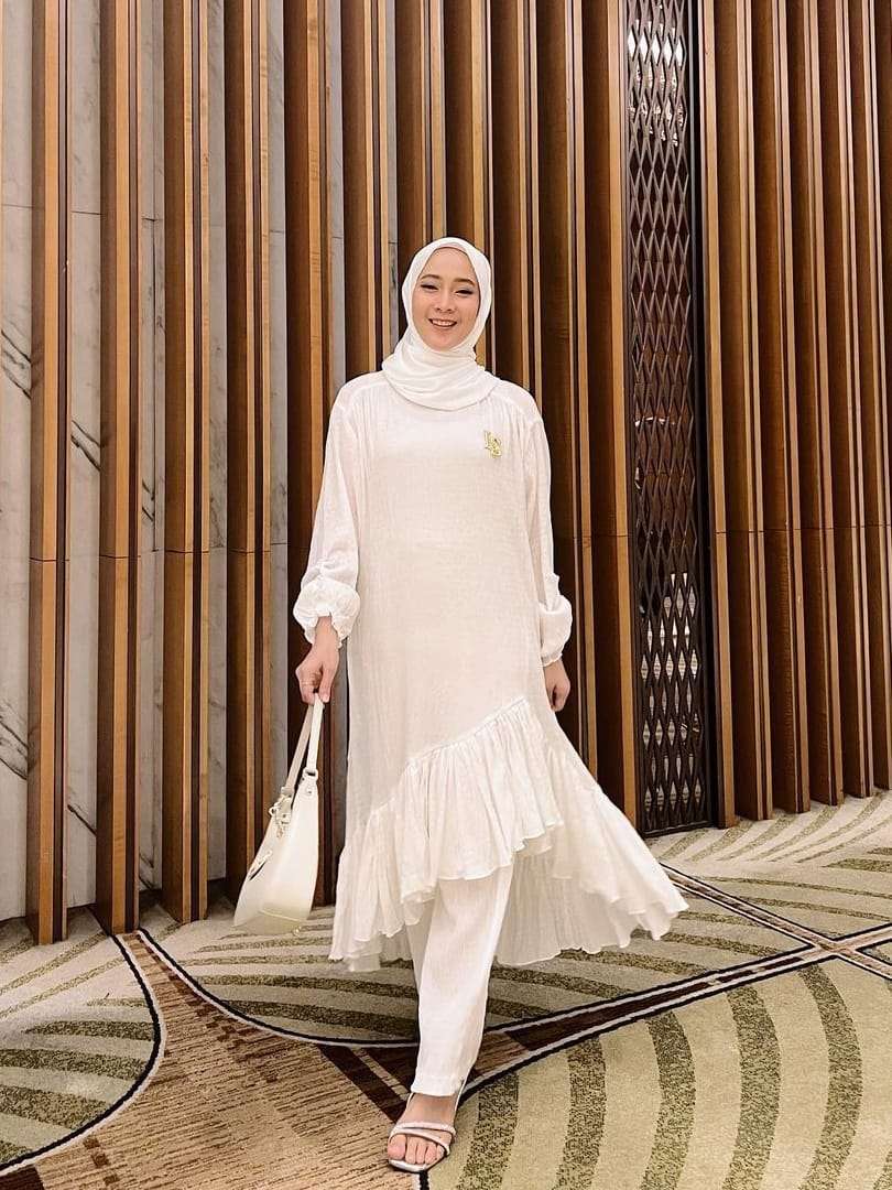 Tunik Beraksen Rempel, Bikin Tampilan Dewi Melki Anggun nan Playful