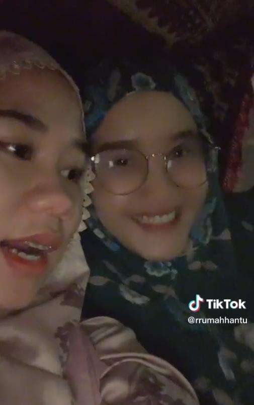 Lagi berkhayal jalan sama suami pas hujan, kaget dengar geledek.
