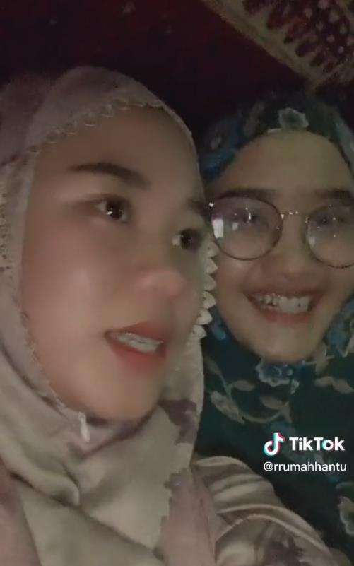 Lagi berkhayal jalan sama suami pas hujan, kaget dengar geledek.