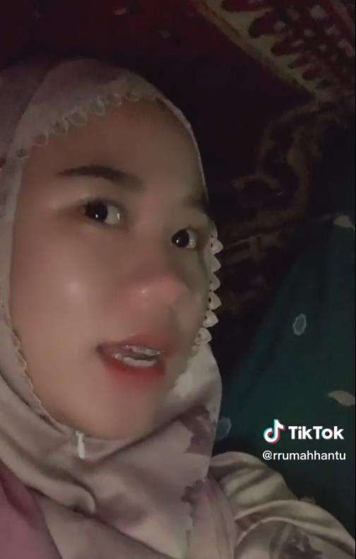 Lagi berkhayal jalan sama suami pas hujan, kaget dengar geledek.