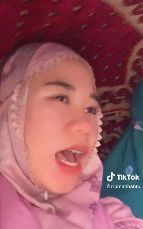 Lagi berkhayal jalan sama suami pas hujan, kaget dengar geledek.