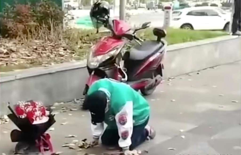 Berlutut berjam-jam agar bisa balikan sama mantan pacar.