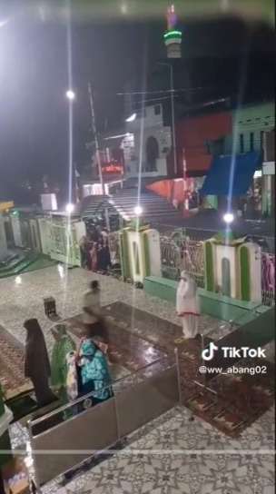 Aksi Gadis Cilik Lindungi Ibu yang Shalat Pakai Sajadah Bikin Warganet Terharu