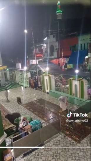 Aksi Gadis Cilik Lindungi Ibu yang Shalat Pakai Sajadah Bikin Warganet Terharu