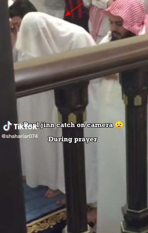 Momen makmum tidak kuat dengar bacaan Alquran saat sholat.