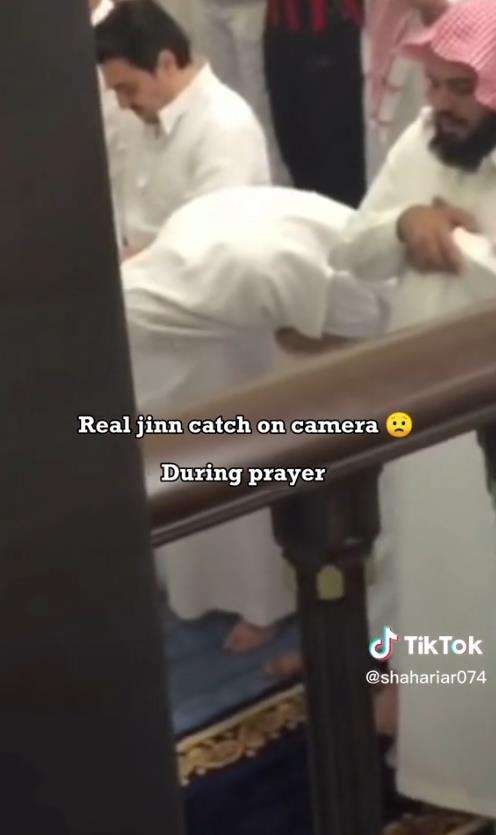 Momen makmum tidak kuat dengar bacaan Alquran saat sholat.