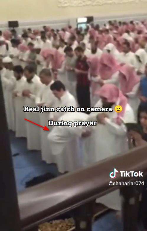 Momen makmum tidak kuat dengar bacaan Alquran saat sholat.