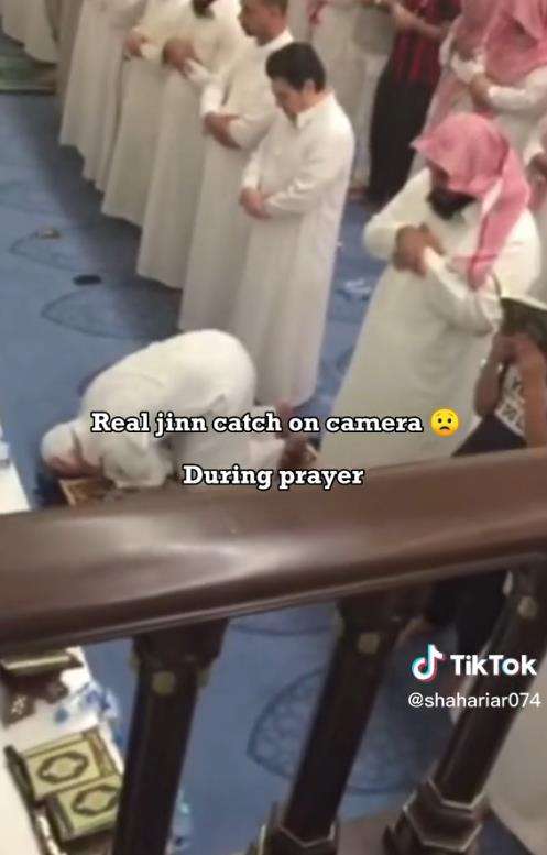 Momen makmum tidak kuat dengar bacaan Alquran saat sholat.