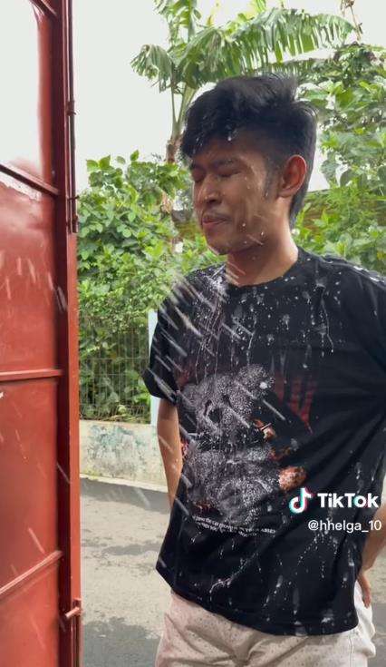 Berburu takjil malah latihan menahan emosi.