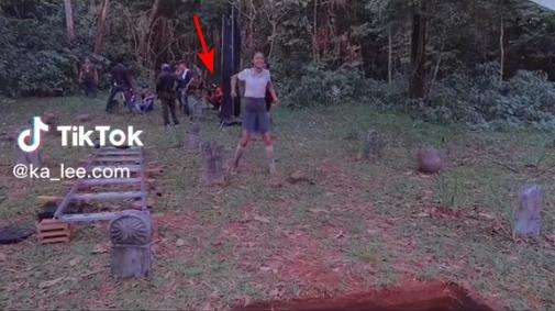 Ternyata begini proses jatuh ke dalam liang kubur saat syuting film horor.