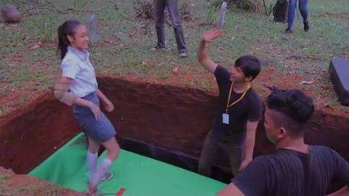Ternyata begini proses jatuh ke dalam liang kubur saat syuting film horor.