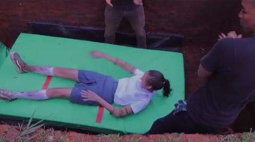 Ternyata begini proses jatuh ke dalam liang kubur saat syuting film horor.