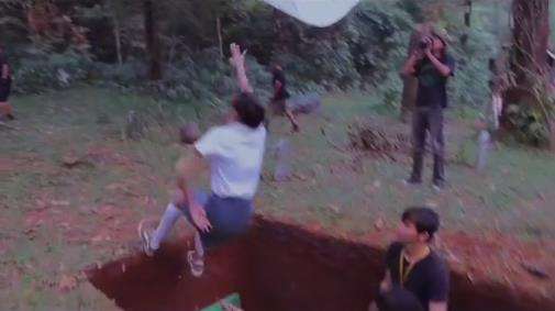Ternyata begini proses jatuh ke dalam liang kubur saat syuting film horor.