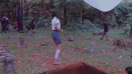 Ternyata begini proses jatuh ke dalam liang kubur saat syuting film horor.