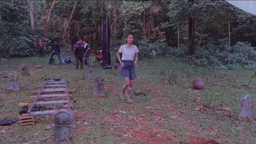 Ternyata begini proses jatuh ke dalam liang kubur saat syuting film horor.