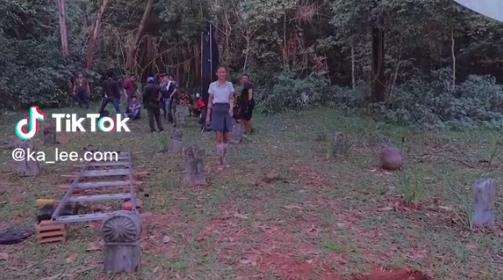 Ternyata begini proses jatuh ke dalam liang kubur saat syuting film horor.
