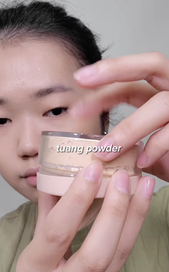 Menuangkan Bedak Tabur