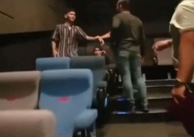 Viral pelaku curanmor ditangkap saat asyik kencan di dalam gedung bioskop.