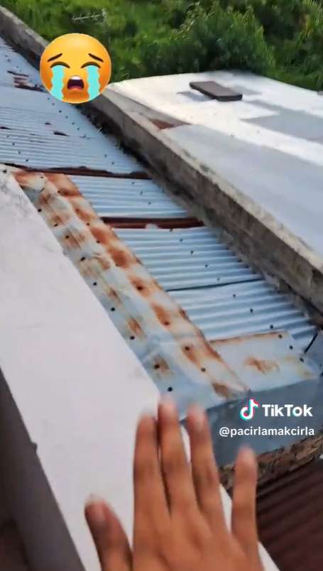 Kasur pria ini hilang dan terbang ke atap rumah tetangganya