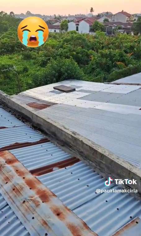 Kasur pria ini hilang dan terbang ke atap rumah tetangganya