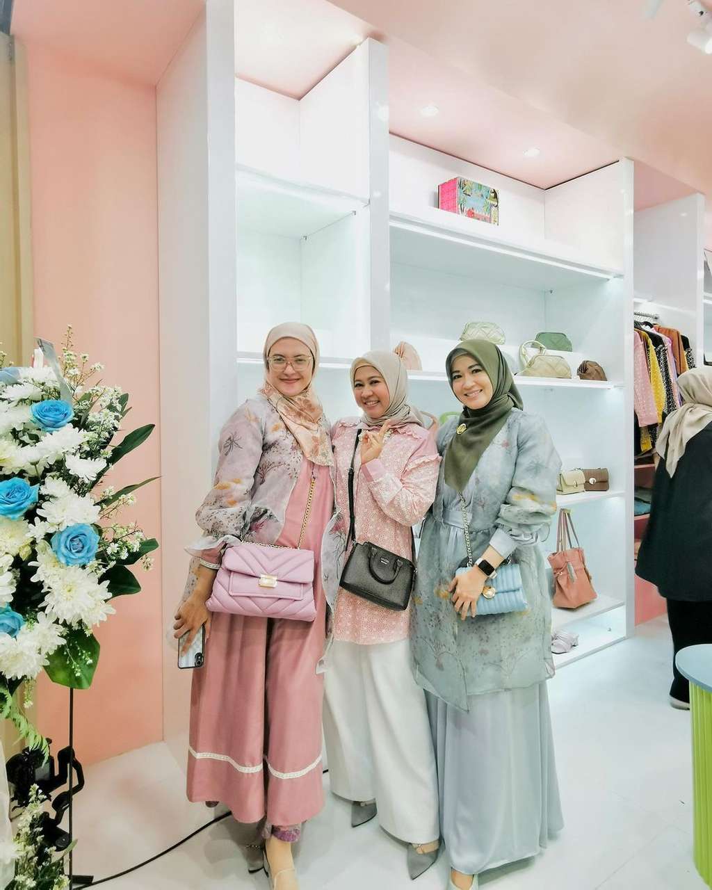 Adhitya Putri bersama artis lain hadir di store terbaru merché di FX Sudirman