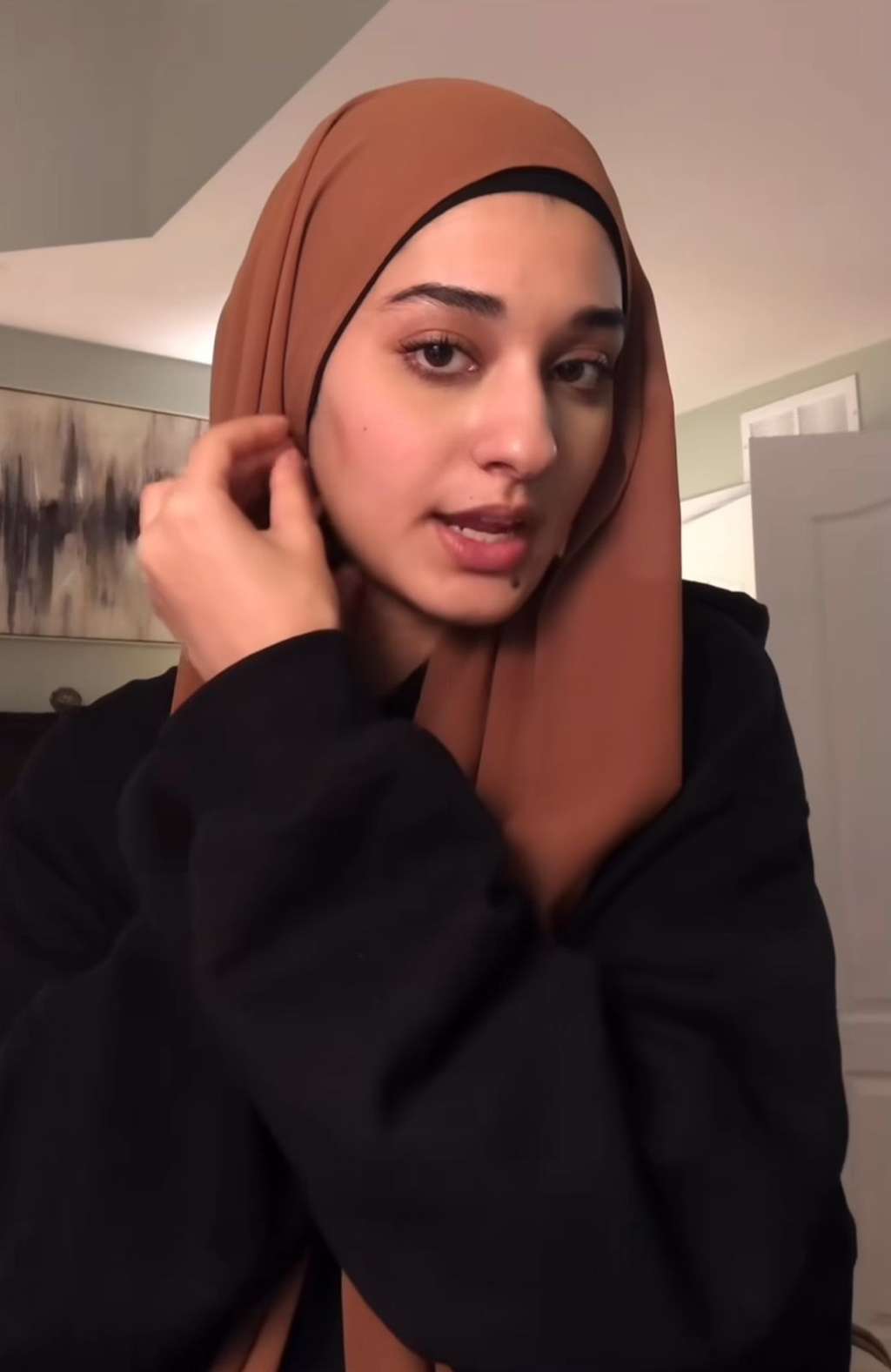 Style Flowy Hijab Secure, Anggun Tutupi Bagian Leher
