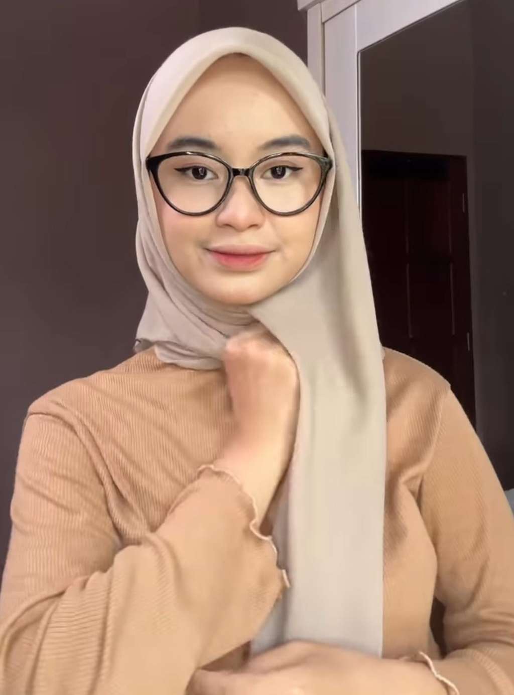Coba Hijab Segi Empat Polos dengan Style Manis
