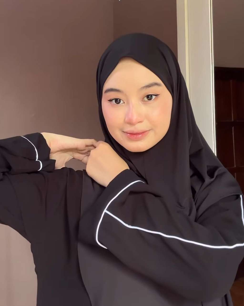 Cara Praktis Pakai Pashmina Curve Menutup Dada