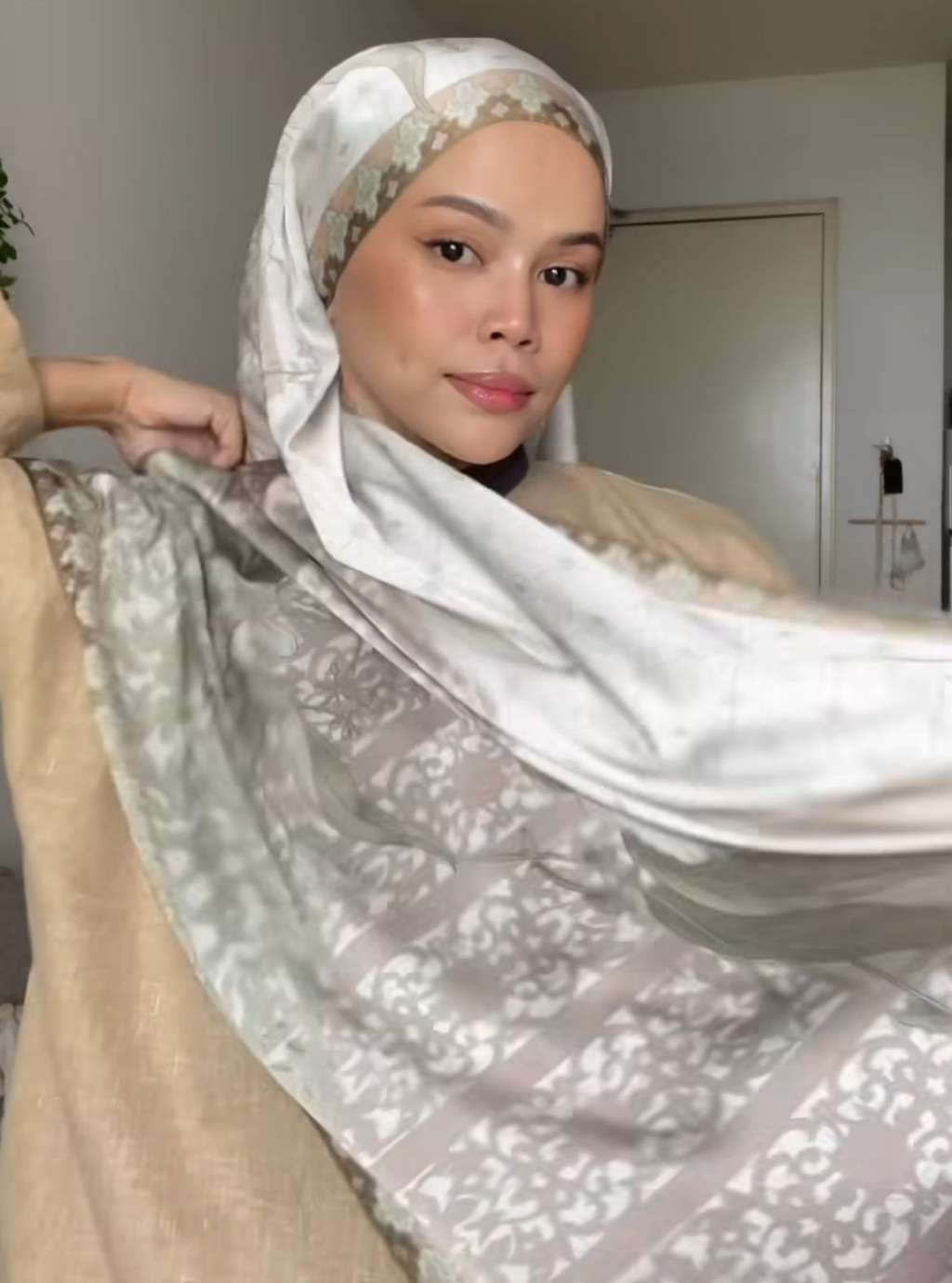 Tampil Beda dengan Pashmina Motif? Ikuti Triknya