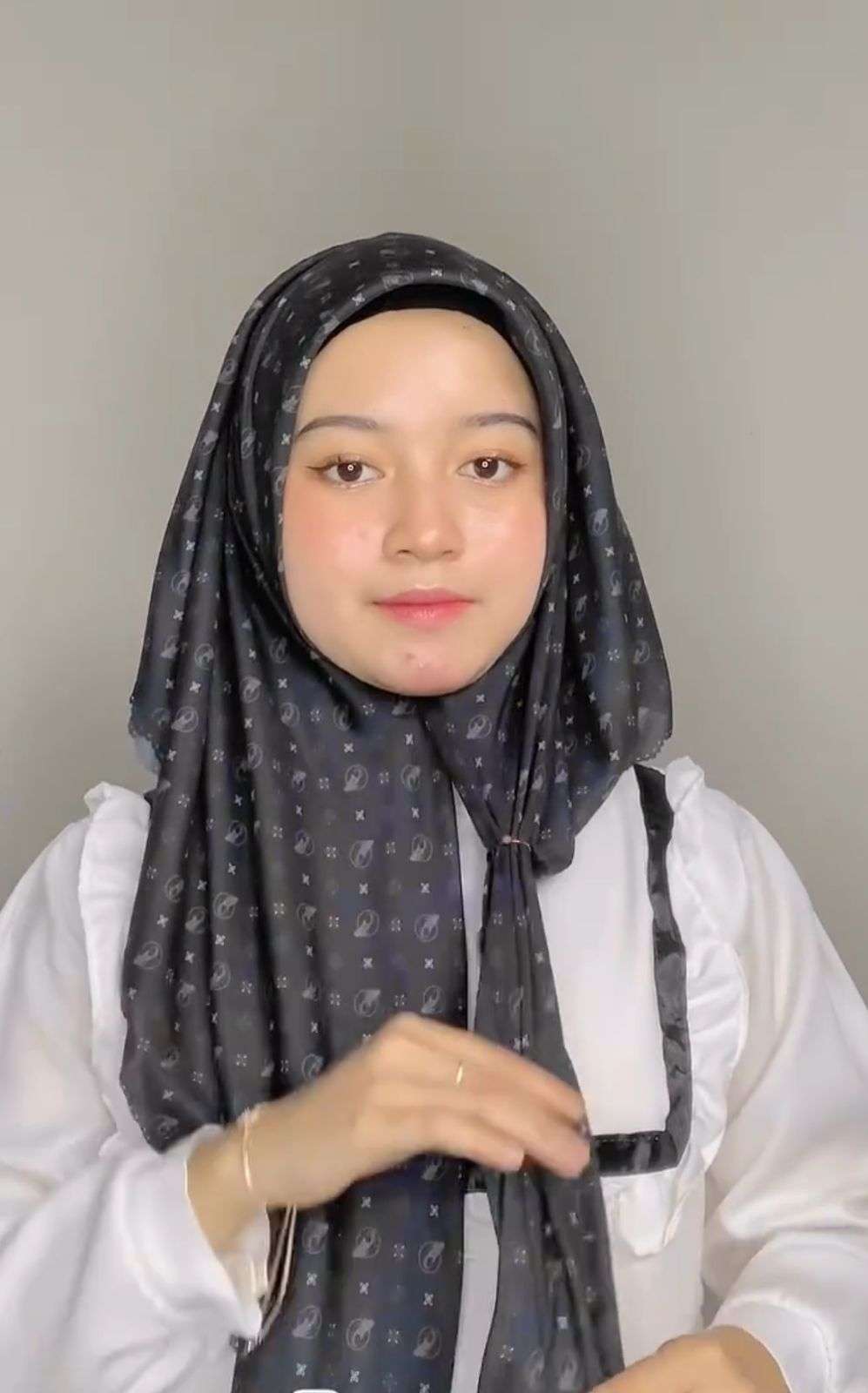 Tutorial Mudah Kenakan Hijab Square dengan Ring Hijab