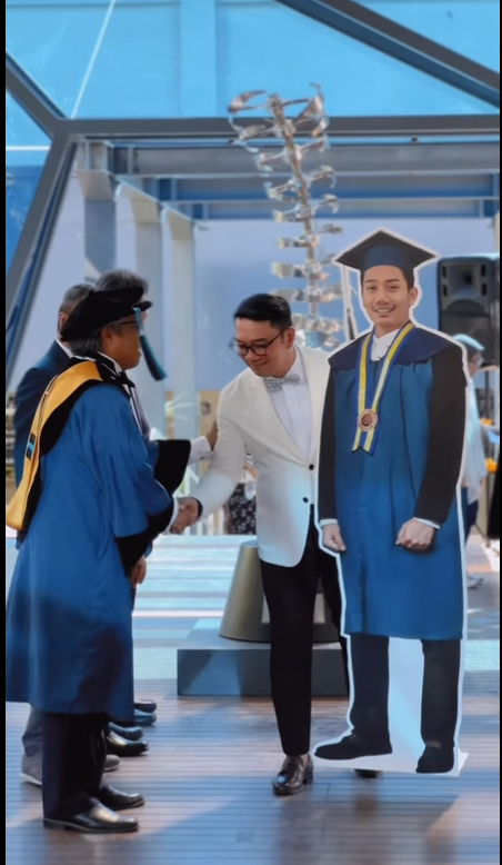 wisuda eril