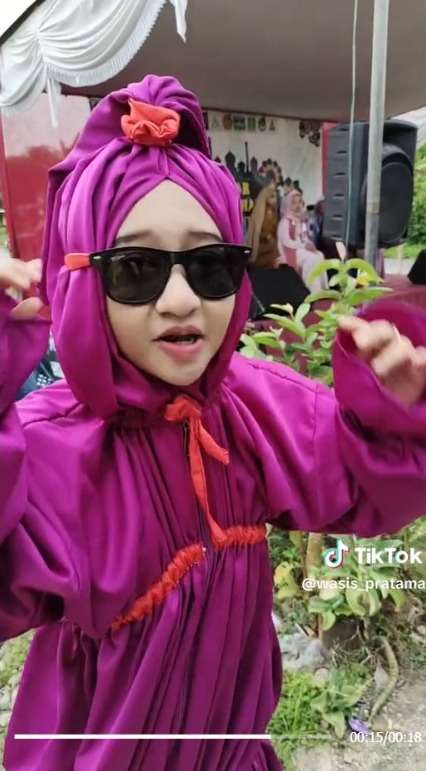 Anti Mainstream! Ide Gaun Unik Cocok Untuk Datang ke Nikahan Mantan